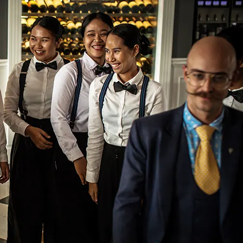 Apéritif Restaurant Enthusiastic Smile of Team